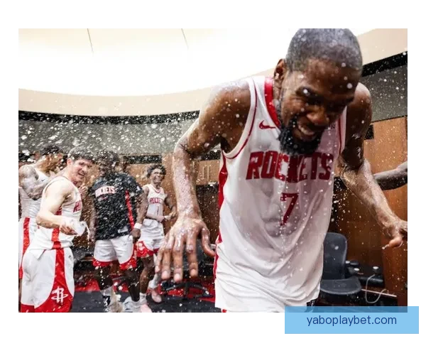 火箭更衣室泼水庆祝杜兰特超越乔丹 赤膊领取比赛用球回忆经典时刻