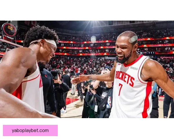 火箭更衣室狂欢泼水庆祝杜兰特超越乔丹 赤膊领取比赛用球激情满场